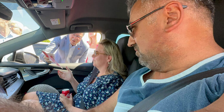 Özgür Özel'in mektubu, Kapıkule'de gurbetçilere dağıtıldı