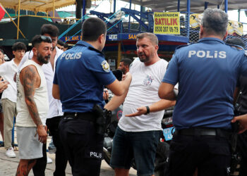 Pala, bıçak ve sopalarla tekne bastılar: 4 yaralı