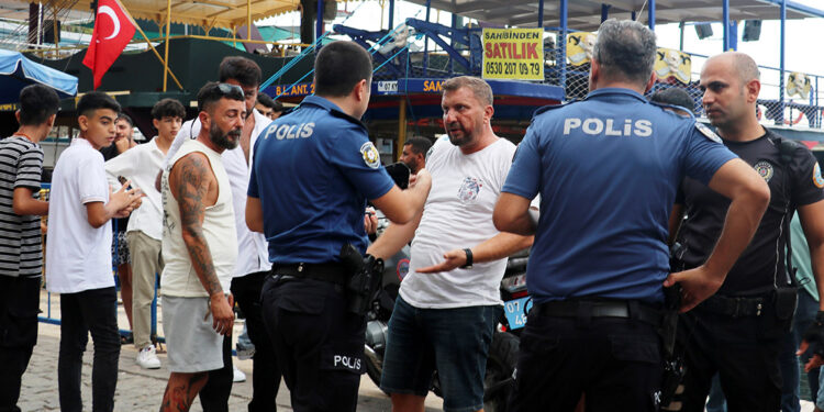 Pala, bıçak ve sopalarla tekne bastılar: 4 yaralı