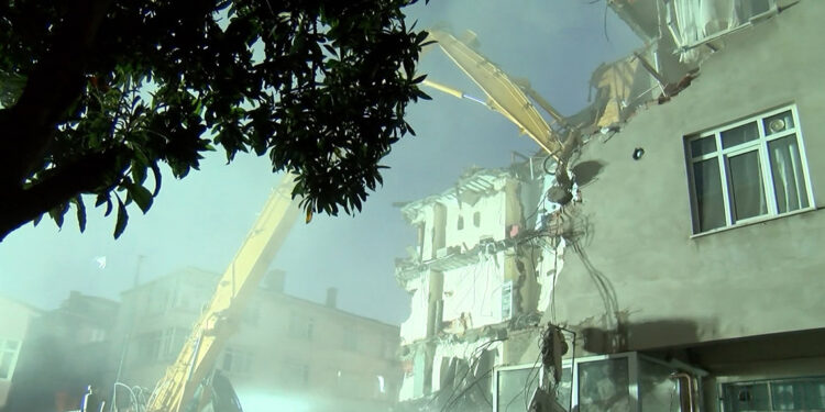 Pendik'te İETT otobüsün çarptığı bina yıkılıyor