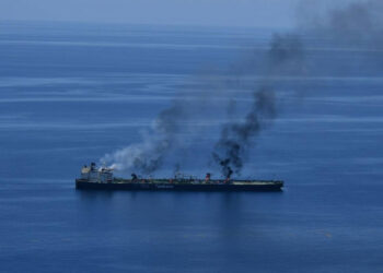 Pentagon: Kızıldeniz'de vurulan yakıt tankerinde petrol sızıntısı var
