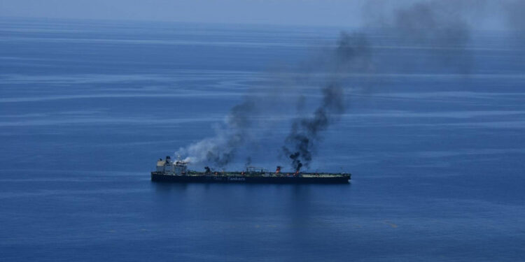 Pentagon: Kızıldeniz'de vurulan yakıt tankerinde petrol sızıntısı var