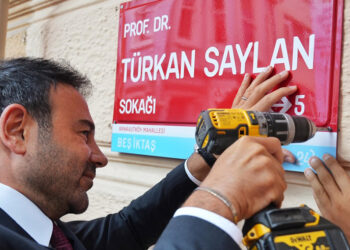 Prof. Dr. Türkan Saylan'ın adı verilen sokağa tabela asıldı