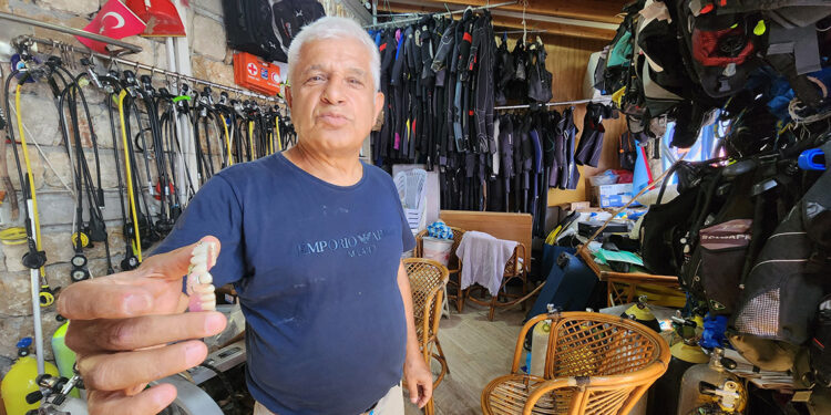 Profesör, dalışta bulduğu protez diş takımının sahibini arıyorProfesör, dalışta bulduğu protez diş takımının sahibini arıyor