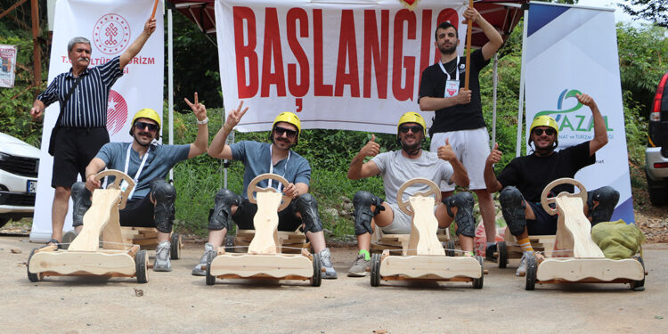 Rize'de dansçılardan 'Ülkelerarası Tahta Araba Yarışması'