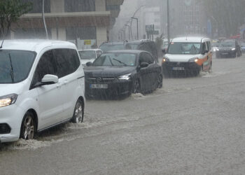 Rize'de sağanak yolları göle çevirdi