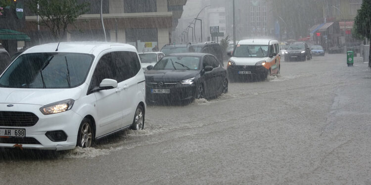 Rize'de sağanak yolları göle çevirdi
