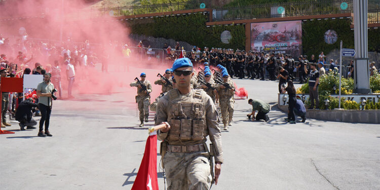 Şırnak'ta 30 Ağustos Zafer Bayramı töreninde komandolar ilgi gördü