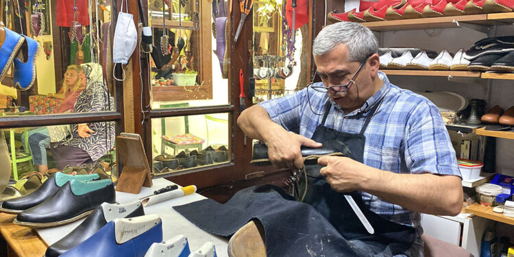 Safranbolu'nun tek yemeni ayakkabı ustası, kızı ile oğlunu da yetiştiriyor