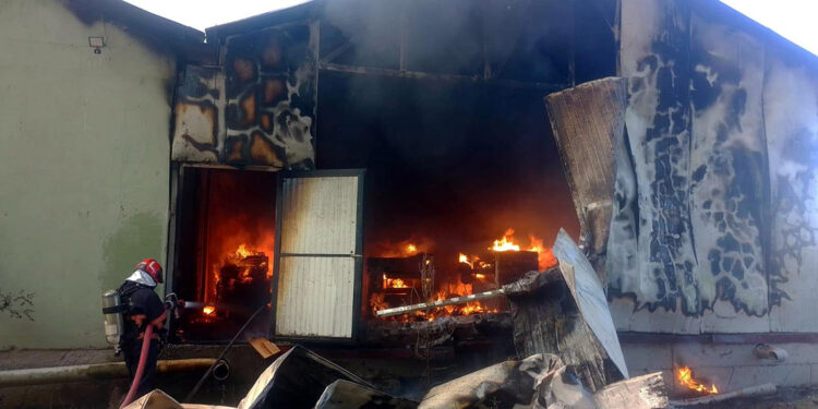 Sakarya'da askı üretim atölyesi yandı