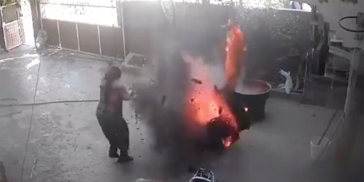 Salça yaparken patlama oldu, kazan devrildi