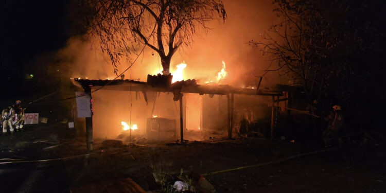 Sancaktepe'de terzi dükkanı, alev alev yandı