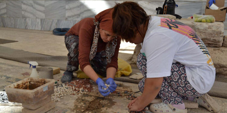 Sardes Antik Kenti'ndeki sinagogun taban mozaiklerini kadınlar yeniliyor