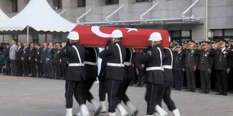 Şehit polis memuru Mustafa Peksoy için Emniyet Müdürlüğü'nde tören