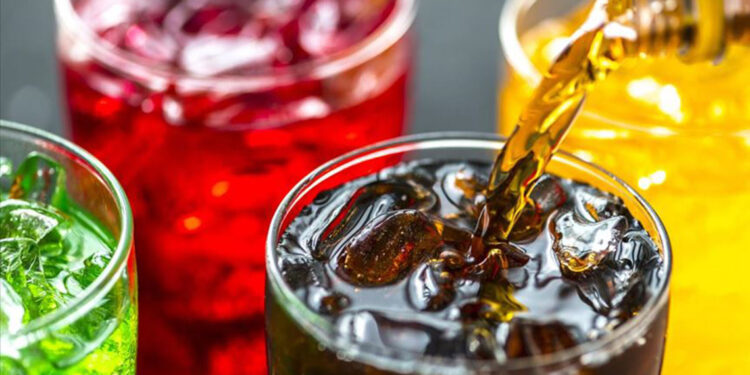 Şekerli içecekler karın bölgesindeki yağlanmayı artırıyor