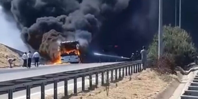 Seyir halindeyken alev alan yolcu otobüsü yandı
