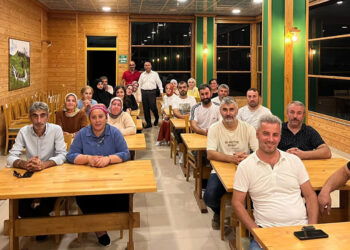 Sınıfa dönüştürülen kafede, 32 yıl sonra duygusal buluşma