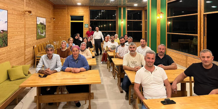 Sınıfa dönüştürülen kafede, 32 yıl sonra duygusal buluşma