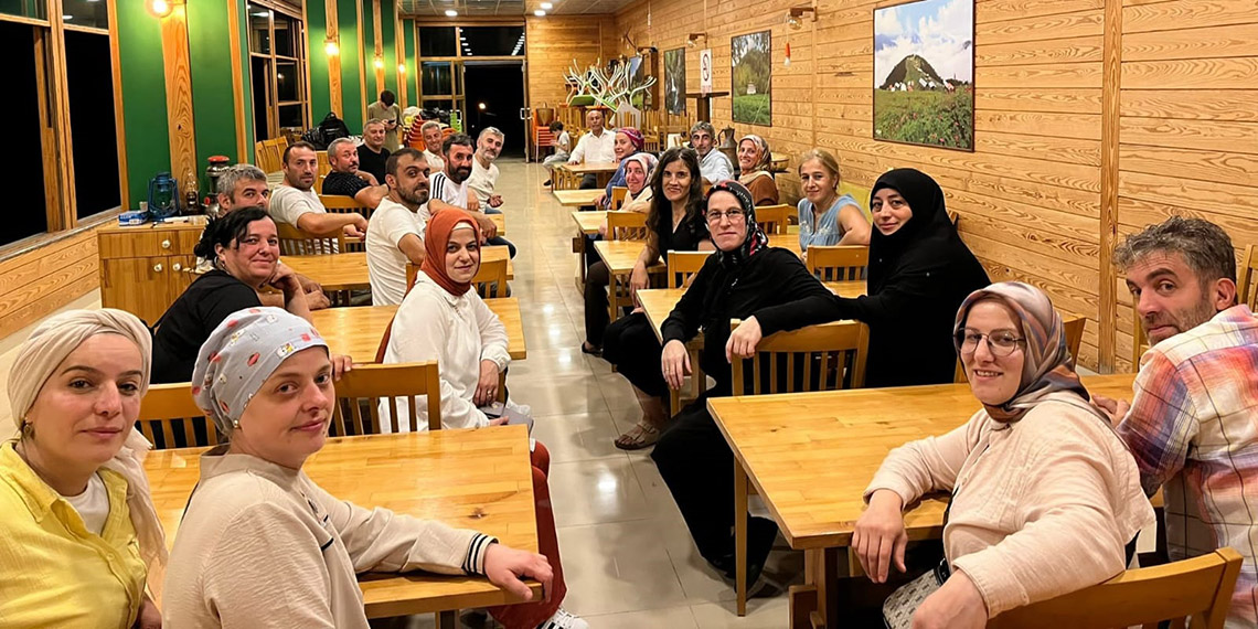 Sınıfa dönüştürülen kafede, 32 yıl sonra duygusal buluşma