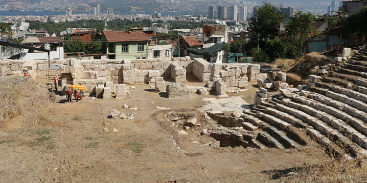 Smyrna Tiyatrosu'nun sahne binası gün yüzüne çıkıyor