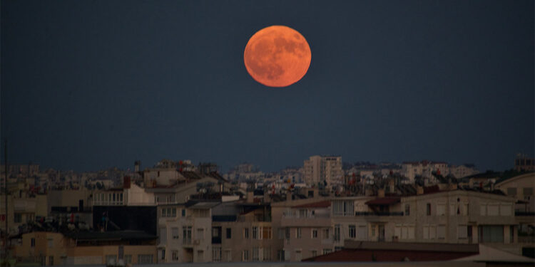 Süper Ay görüntüsüyle vatandaşları büyüledi