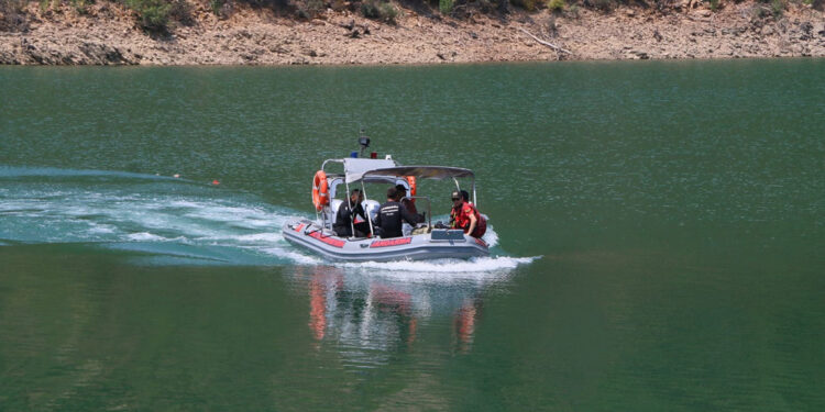 Suya batan helikopterin enkazını çıkarmak için balon sistemi kuruluyor