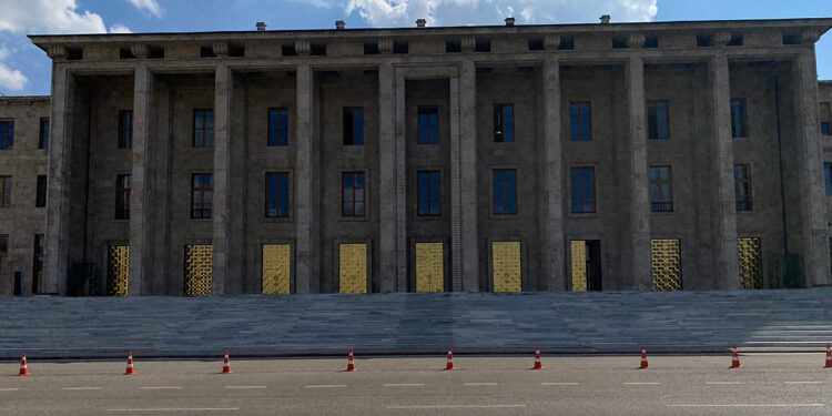 TBMM yeni yasama yılı için tadilata girdi