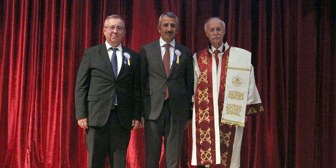Cumhurbaşkanı kararıyla Trakya Üniversitesi (TÜ) Rektörlüğü'ne atanan Prof. Dr. Mustafa Hatipler, üniversitede iki dönem üst üste rektörlük yapan Prof. Dr. Erhan Tabakoğlu'ndan görevi törenle teslim aldı. Hatipler, "Bu kurumu yönetirken en dikkat edeceğim hususların başında liyakat olacağını bu kürsüden sizlerin huzurunda özellikle vurgulamak istiyorum" dedi.