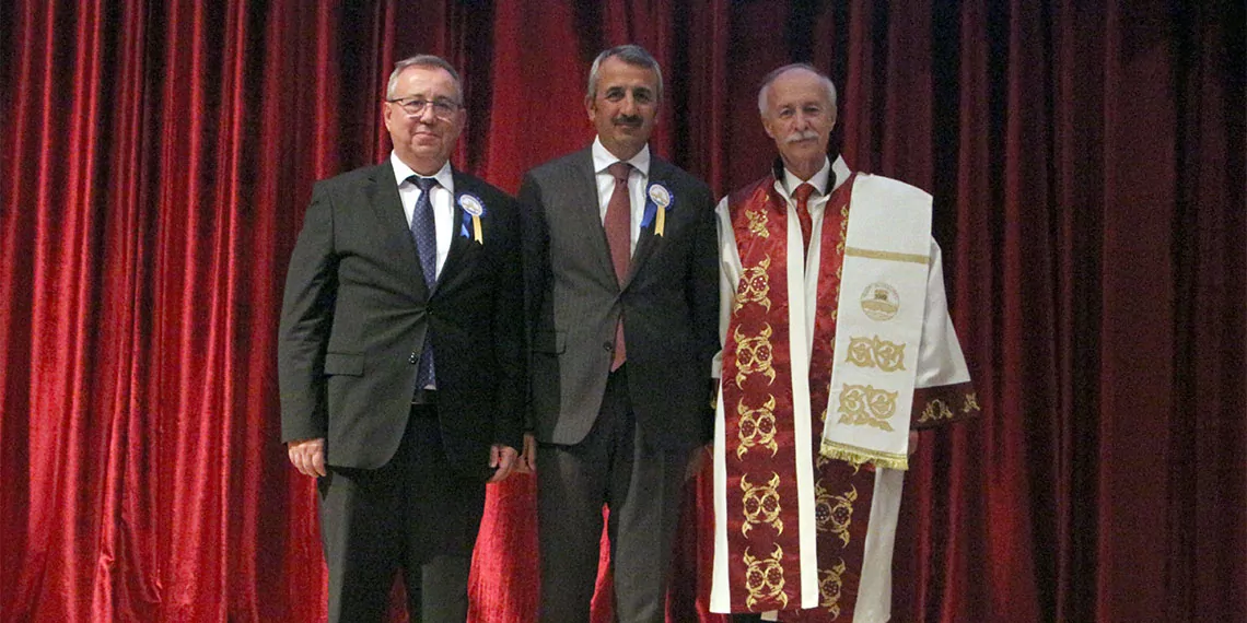 Cumhurbaşkanı kararıyla trakya üniversitesi (tü) rektörlüğü'ne atanan prof. Dr. Mustafa hatipler, üniversitede iki dönem üst üste rektörlük yapan prof. Dr. Erhan tabakoğlu'ndan görevi törenle teslim aldı. Hatipler, "bu kurumu yönetirken en dikkat edeceğim hususların başında liyakat olacağını bu kürsüden sizlerin huzurunda özellikle vurgulamak istiyorum" dedi.