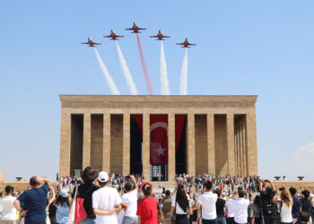 Türk Yıldızları Anıtkabir'de saygı uçuşu yaptı