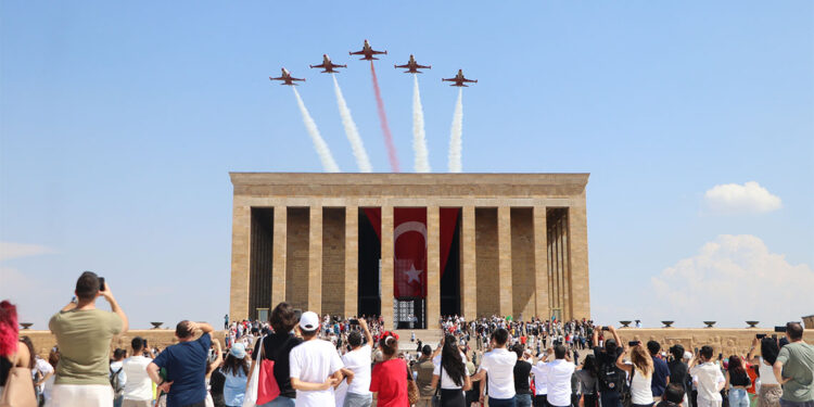 Türk Yıldızları Anıtkabir'de saygı uçuşu yaptı