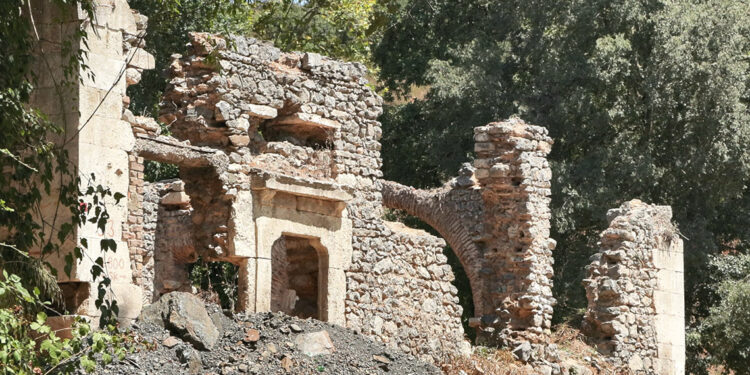 Tarihi Cebeci köyünde defineci talanı