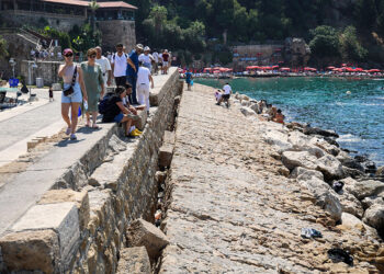 Tarihi limandaki mendirekte çatlaklar genişledi, taşlar devrildi