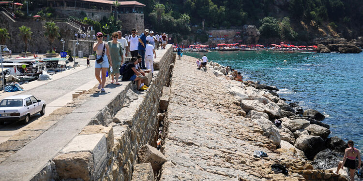 Tarihi limandaki mendirekte çatlaklar genişledi, taşlar devrildi