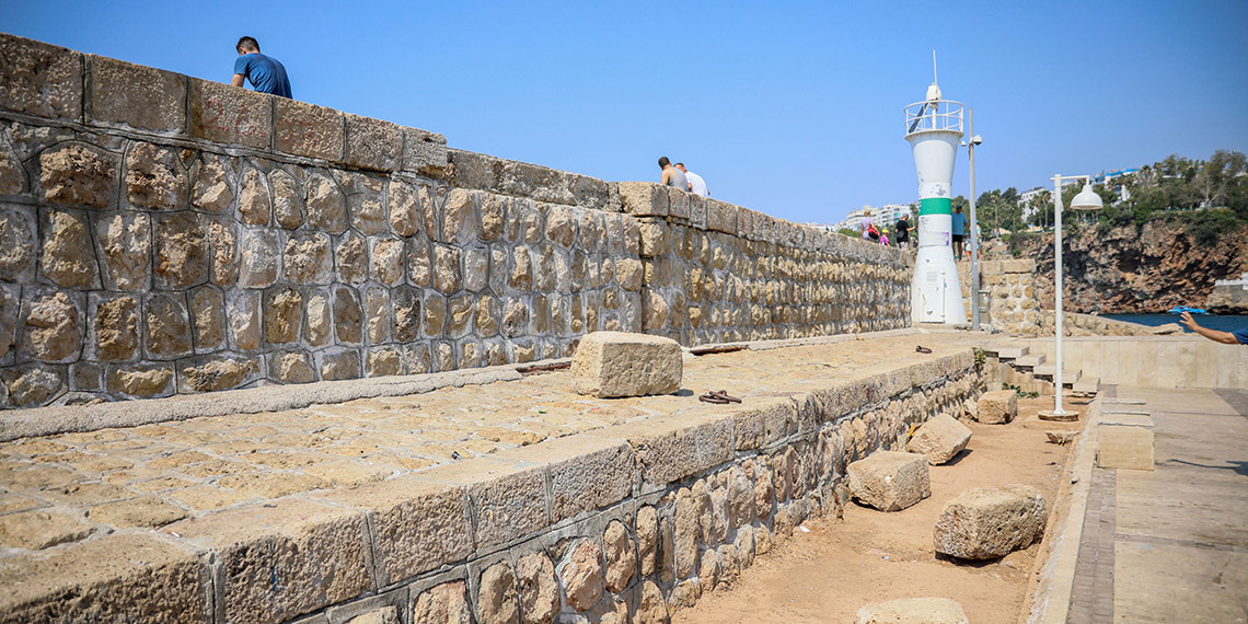 Tarihi limandaki mendirekte çatlaklar genişledi, taşlar devrildi