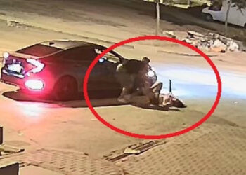 Tartıştığı sevgilisini otomobilden indirip darbetti