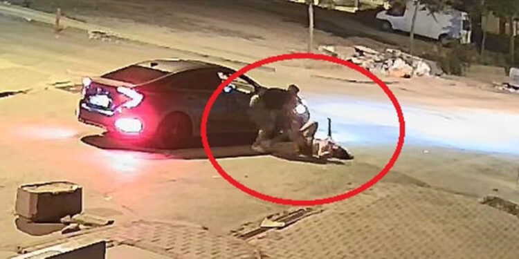 Tartıştığı sevgilisini otomobilden indirip darbetti