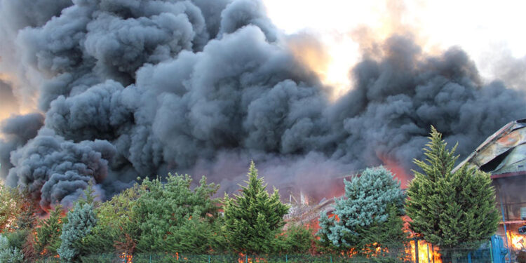 Tekirdağ'da plastik fabrikasında yangın