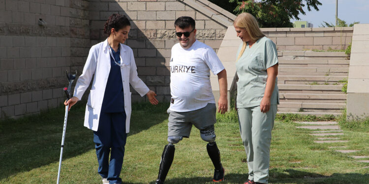 Terör gazisi, mikroişlemcili diz proteziyle desteksiz yürüyor