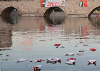 Tokat'ta Filistin için 3 bin kağıt gemi Yeşilırmak'a bırakıldı