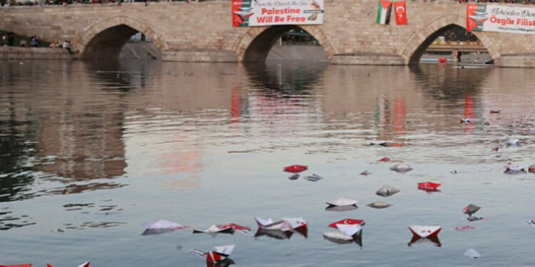 Tokat'ta Filistin için 3 bin kağıt gemi Yeşilırmak'a bırakıldı