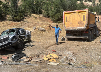 Tunceli'de cip ile kamyon çarpıştı; 1'i çocuk 2 ölü, 4 yaralı
