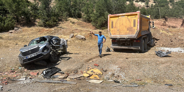 Tunceli'de cip ile kamyon çarpıştı; 1'i çocuk 2 ölü, 4 yaralı