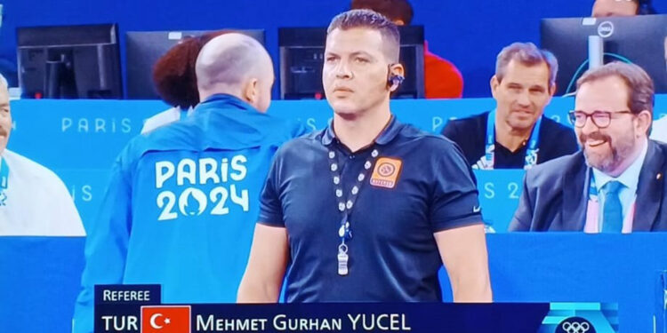 Türk güreş hakemliğinin gururu Mehmet Gürhan Yücel oldu