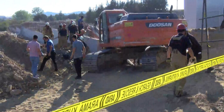 Tuzla'da şantiyede göçük; 2 işçi göçük altında