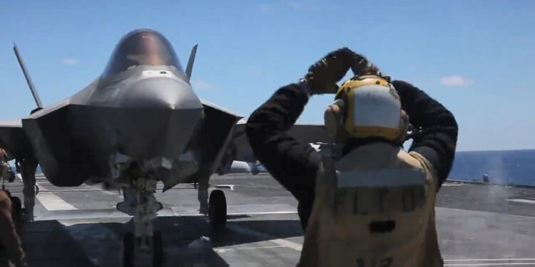 USS Abraham Lincoln uçak gemisi, CENTCOM faaliyet alanına ulaştı