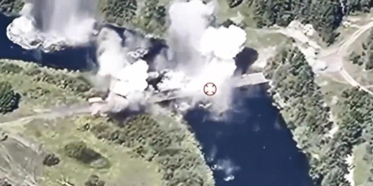 Ukrayna Özel Kuvvetleri, Rus ordusuna ait duba köprüyü vurdu