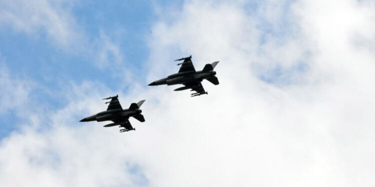 Ukrayna’da F-16'lar için seremoni düzenlendi: Uçaklar gösteri uçuşu yaptı