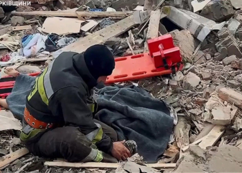 Ukrayna'da kurtarma görevlisi, evinin enkazından eşini çıkardı
