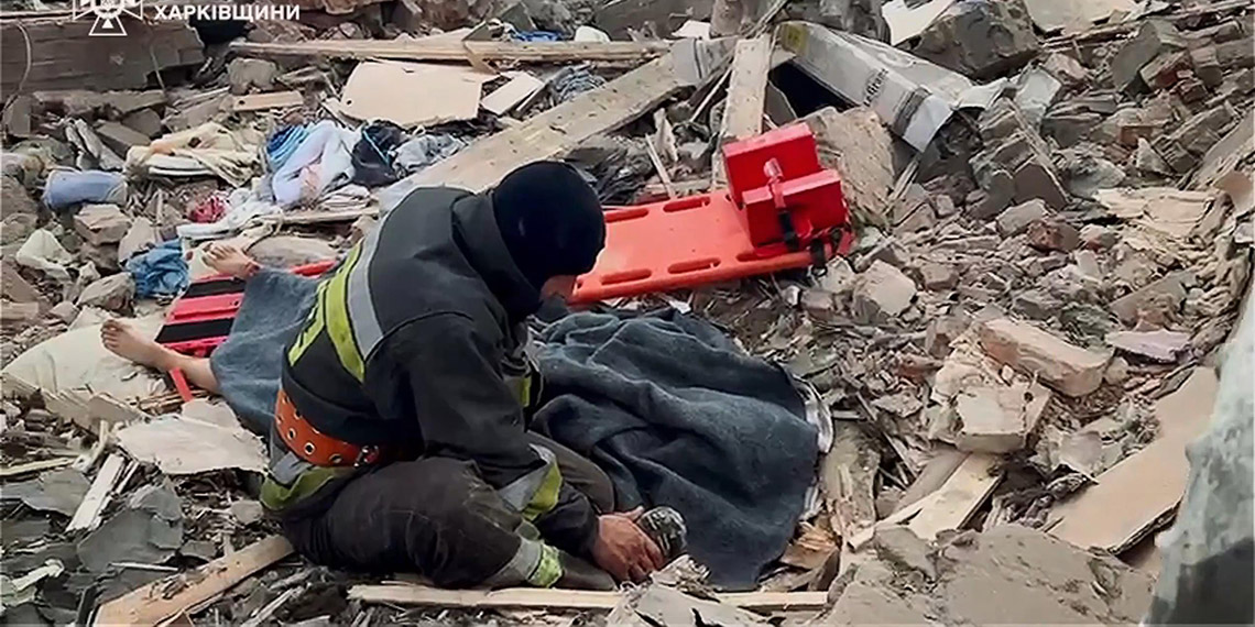 Ukrayna'da kurtarma görevlisi, evinin enkazından eşini çıkardı